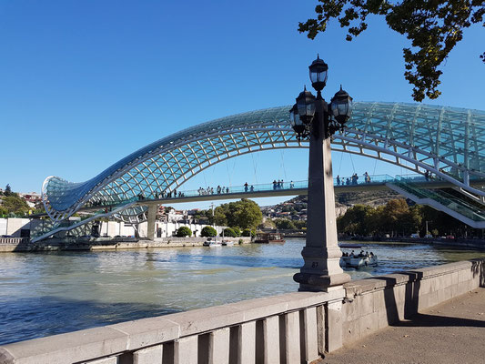 Blick nach S auf die Friedensbrücke