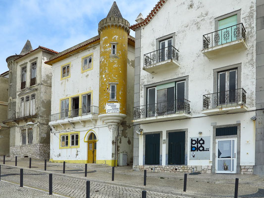 Renovierungsbedürftige Häuser an der Strandpromenade von Nazaré