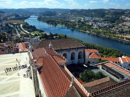 Blick vom Uhrturm auf die Universität Coimbra, auf die Stadt und den Fluss Mondego