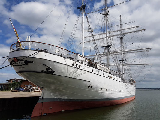 Die Gorch Fock ist ein als Bark getakeltes Segelschulschiff. Sie wurde 1933 bei Blohm & Voss für die Reichsmarine gebaut, heute Museumsschiff.