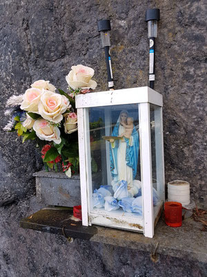 Muttergottes an einer Felswand am Aussichtspunkt der Straße zur Fajã dos Cubres