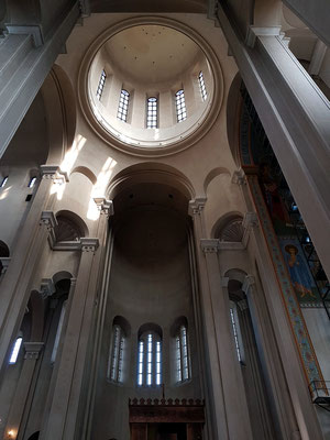 Seitenschiff der Sameba-Kathedrale mit Kuppel