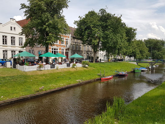 Häuser am Mittelburgwall (Neberhaus, Holländische Stube, Hotel Klein Amsterdam) hinter der Gracht Mittelburggraben