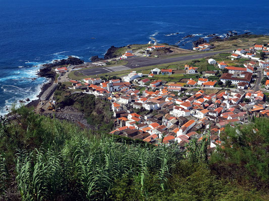 Blick auf Vila do Corvo mit Flugplatzlandebahn