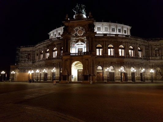 Semperoper nach der Aufführung