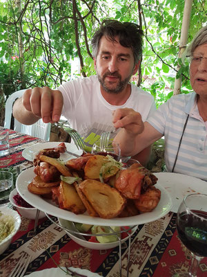 Mittagessen im Gartenrestaurant beim Kloster Norawank