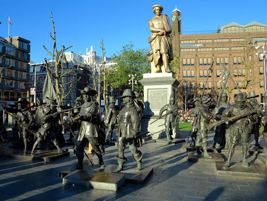 Rembradtplein mit Figurengruppe aus der Nachtwache von Rembrandt van Rijn