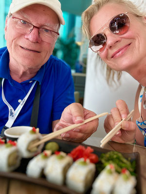 Oranjestad, Renaissance Mall. Kerstin lädt ein zu einer Sushi-Platte