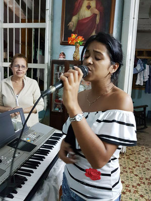 Eine junge Sängerin unter der fachkundigen Beobachtung von Señora Marta María Corella Sanchez in der Casa del Tango