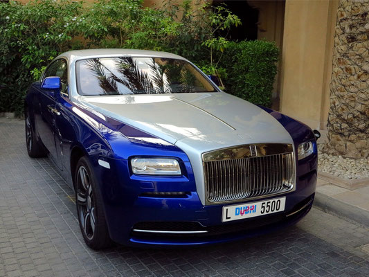 Ein Rolls Royce auf dem Hotelparkplatz