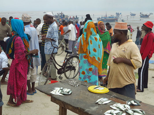 Bagamoyo, Fischmarkt am Strand