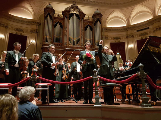 Applaus nach dem Rachmaninow-Konzert für den Pianisten Lucas Debargue und den Dirigenten Andrey Boreyko sowie das Nederlands Philharmonisch Orkest