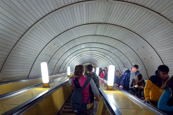 Kurskaja, Rolltreppe zur Bahnsteighalle