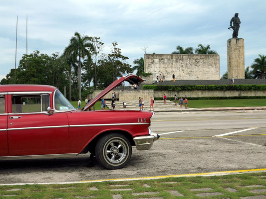 Autoreparatur vor dem Monumento Che Guevara in Santa Clara