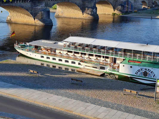 Blick von der Brühlschen Terrasse zur Elbe und zum Schaufelraddampfer "Dresden"