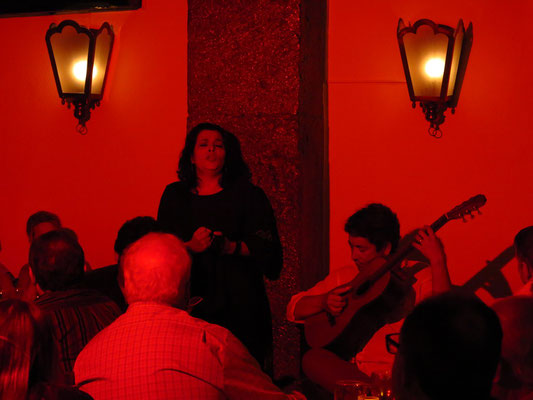 Sandra Correia und Gitarrist Carlos Leitão im Clube de Fado, Lissabon