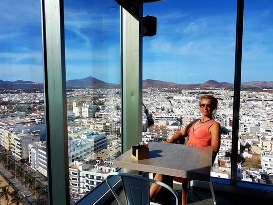 Blick auf Arrecife in der STAR CITY COFFEE & GASTRO BAR des Gran Hotels Arrecife