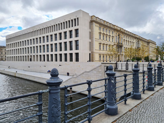 Humboldt Forum am Spreeufer, Moderne Ost- und barocke Nordfassade