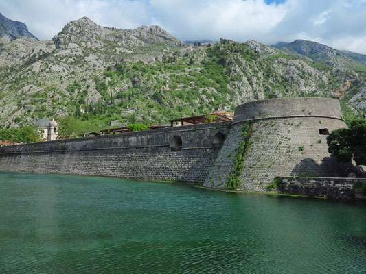 Nördliche Stadtmauer von Kotor mit Kampana Turm