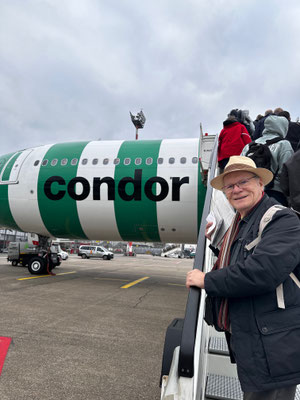 Einstieg in die Condor-Maschine zum Fernflug von 10 St. 20 Min.