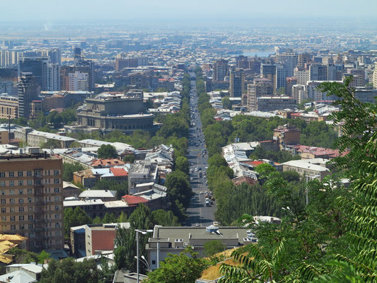 Blick vom Aussichtspunkt auf die Mesrop Mashtots Ave mit dem Armenischen Opernhaus