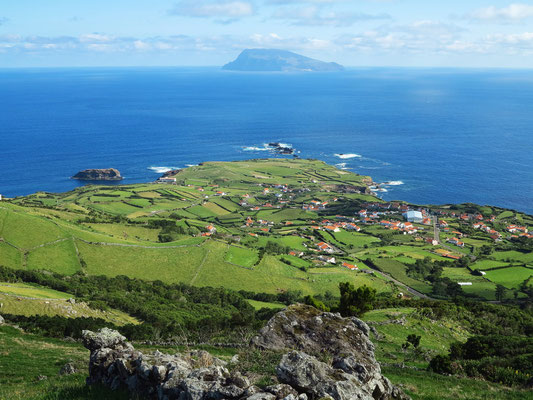 Blick von der Nordspitze von Flores auf den Ort Ponta Delgada und auf das Eiland Corvo