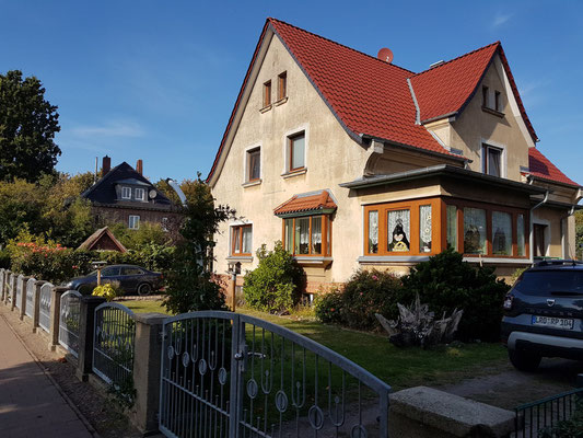 In diesem gemieteten Haus in der Kastanienallee wohnte die sechsköpfige Familie des Zahnarztes Dr. Dirksen Ende der 1940er Jahre, darunter Almut, die Jüngste. Im unteren Geschoss war die Praxis untergebracht.