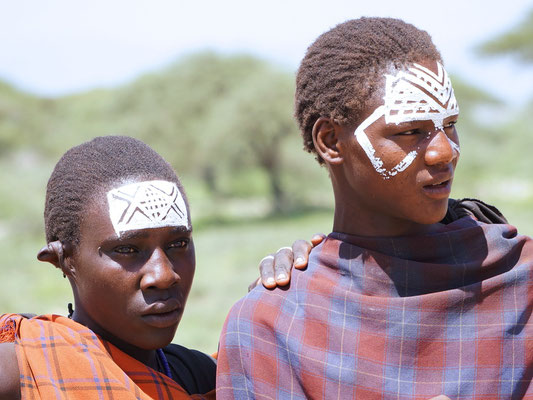 Massai-Jungen nach der Beschneidung (Foto: Dr. Ernst Moser)