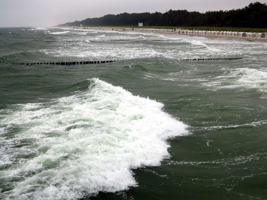 Strand von Zingst bei starker Brandung, Blick von der Seebrücke nach Osten