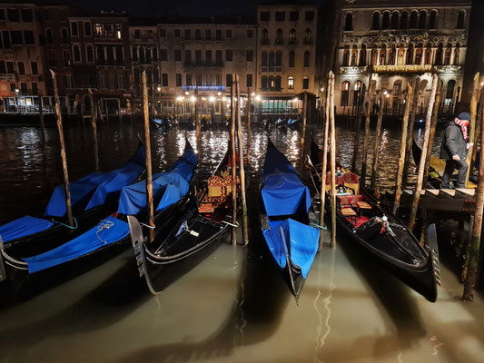 Gondeln an der Riva del Vin südwestlich der Rialto-Brücke