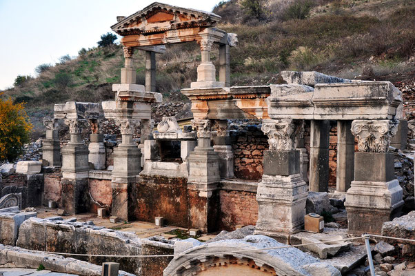 Trajanbrunnen (Nymphaeum Traiani)