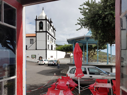 Calheta de Nesquim, Blick aus der urigen Bar auf den Dorfplatz mit Kirche