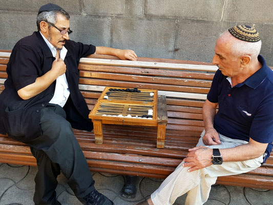 Brettspiel "Backgammon" vor der Großen Synagoge