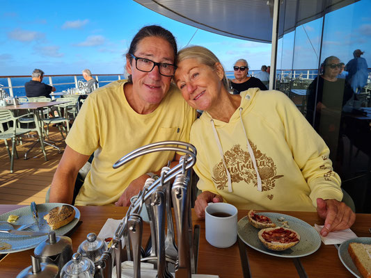 Sabine und Holger auf dem Außendeck des East-Restaurants