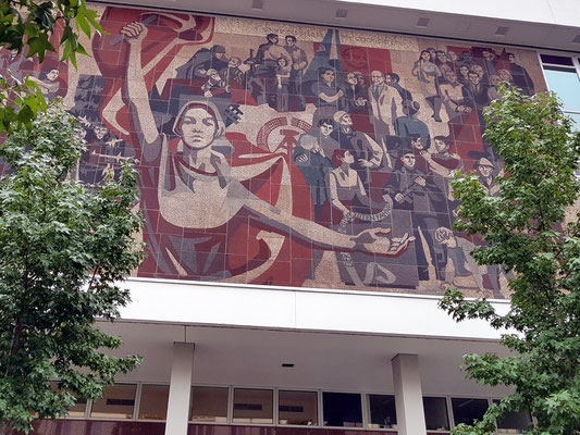 Kulturpalast (1967-69), großes Wandbild im Stil des Sozialistischen Realismus: "Der Weg der Roten Fahne"