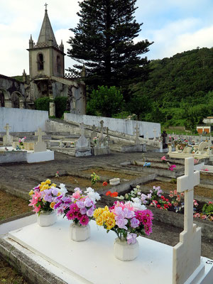 Blick vom Friedhof zur Kirchenruine von Ribeirinha