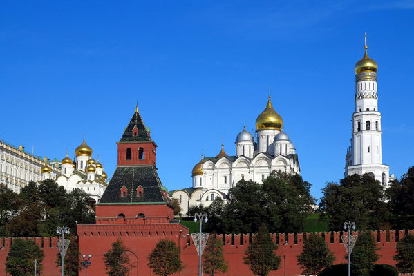 Kreml-Mauer, Mariä-Verkündigungs-Kathedrale, Erzengel-Michael-Kathedrale, Glockenturm Iwan der Große (v.l.n.r)