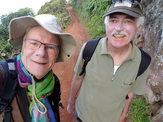 Zwei Bleichgesichter (mit Sonnenmilch) auf der Wanderung