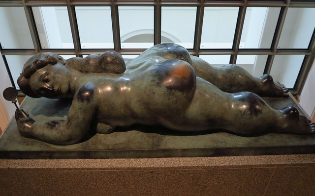 Fernando Botero (geb. 1932): "Frau mit Taschenspiegel", Bronze, 1976