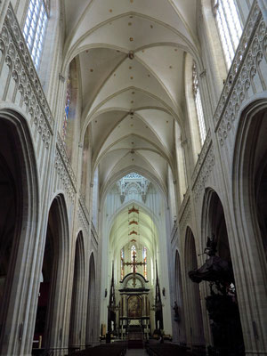 Liebfrauenkathedrale, Längsschiff nach Osten