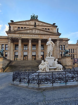 Konzerthaus Berlin und Schillerdenkmal