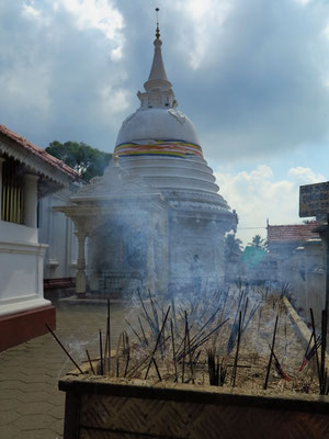 Räucherstäbchen und Stupa