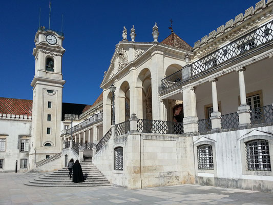 Haupteingang der Universität Coimbra und der barocke Uhr- und Glockenturm