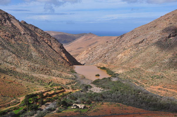 Blick vom Mirador Las Peñitas auf den Stausee von Las Peñitas und die Wallfahrtskirche Ermita de Nuestra Señora de la Peña