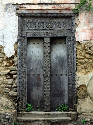 Bagamoyo, alte Holztür, "Swahili-Tür"