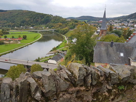 Blick von der Burg nach Westen auf Saarburg und die Saar