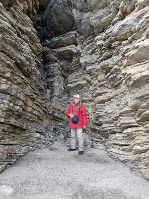 Klippen am Fußweg zum Mogren Strand