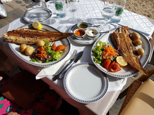 Restaurante Laja de Morrojable, Gegrillte Seezunge (lenguado) mit runzligen Kartoffeln, grüner und roter Soße (Papas Arrugadas, Mojo Verde, Mojo rojo)