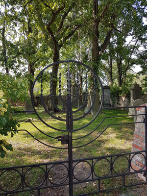 Jüdischer Friedhof in Groß Neuendorf, Eingangstor. Gründung der jüdischen Gemeinde Letschin und Groß Neuendorf im Jahr 1847, Initiator: Michael Sperling, jüdischer Kaufmann