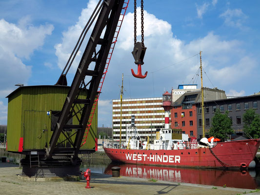 Alter Kran und Feuerschiff am MAS